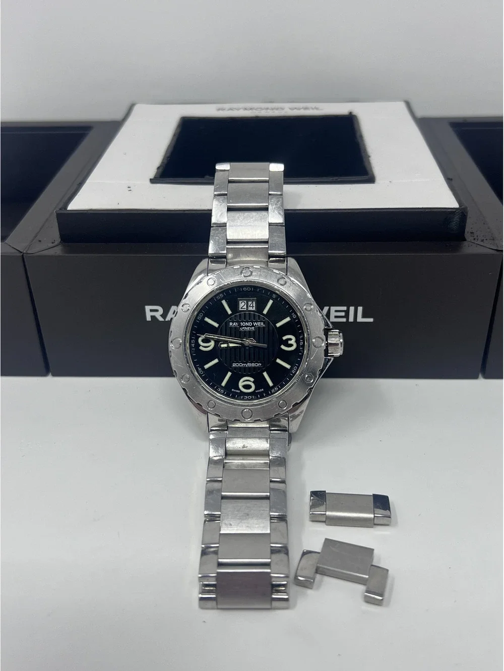 Raymond Weil Model 8100 Wristwatch with Sapphire Crystal and Date Display